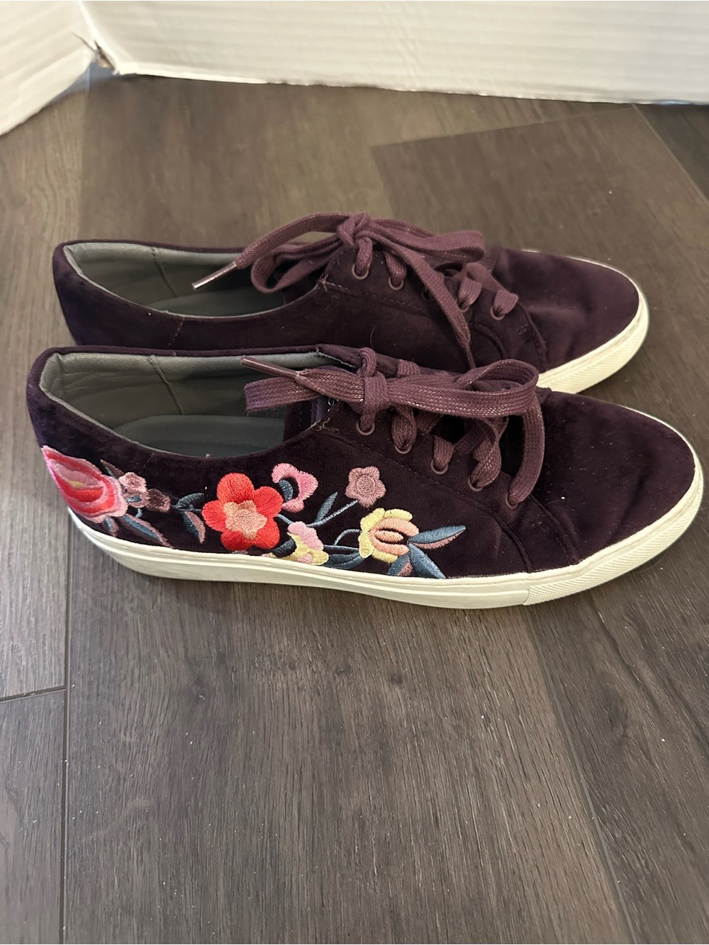Skechers Women’s Embroidered Velvet Vaso Flores Sneakers in a Size 9 - Picture 3 of 7